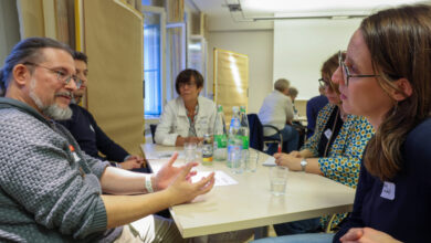 Auf Einladung des Caritasverbandes diskutieren armutsbetroffene Menschen mit Landtagsabgeordneten. | Foto: Franz Fender