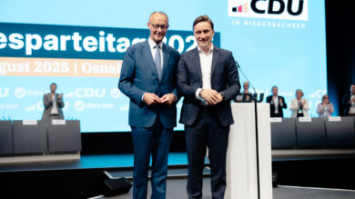 Friedrich Merz (links) und Sebastian Lechner beim Landesparteitag. |  Foto: CDU/Markus Schwarze