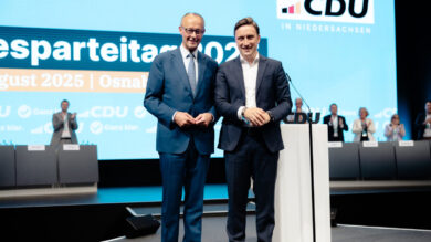 Friedrich Merz (links) und Sebastian Lechner beim Landesparteitag. | Foto: CDU/Markus Schwarze
