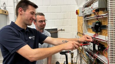 In der Auszubildendenwerkstatt der Firma Roter Kältetechnik führt Benedict Kügler (vorne) dem Ausbildungsbeauftragten Sören Schrot seine Fortschritte vor. | Foto: Beelte-Altwig