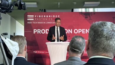 Olaf Lies spricht bei der Eröffnung einer neuen Fertigungsanlage für Hochleistungslaser. | Foto: Kleinwächter