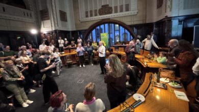Belit Onay (Grüne) spricht zu seinen Anhängern im Hodlersaal. | Foto: Kleinwächter