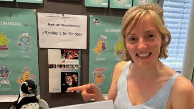 Mit Monstern und Pinguin: Marie-Louise Krüger stellt das Programm "Resilienz für Kinder" des Landesverbands Theaterpädagogik Niedersachsen e.V. vor.