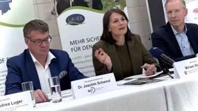 Agrarministerin Miriam Staudte (Mitte) und NLT-Hauptgeschäftsführer Joachim Schwind stellen den Verbraucherschutzbericht vor. | Foto: Kleinwächter