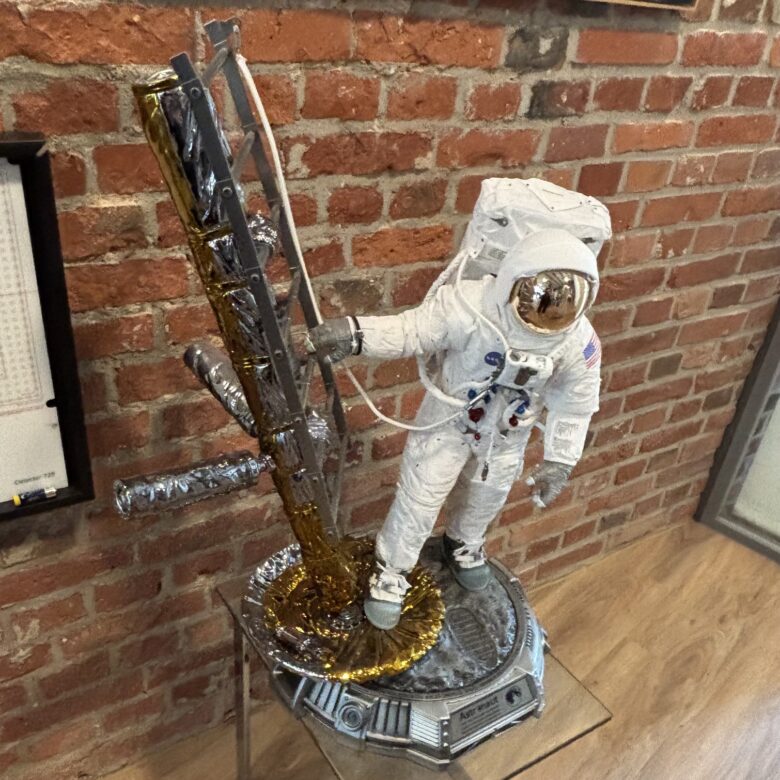 Selbst gebastelte Skulptur eines Astronauten