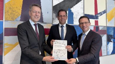 Ministerpräsident Olaf Lies und Wissenschaftsminister Falko Mohrs nehmen von Georg Schütte (l.) den „Zukunftsplan“ des Innovationsrats entgegen. | Foto: Kleinwächter