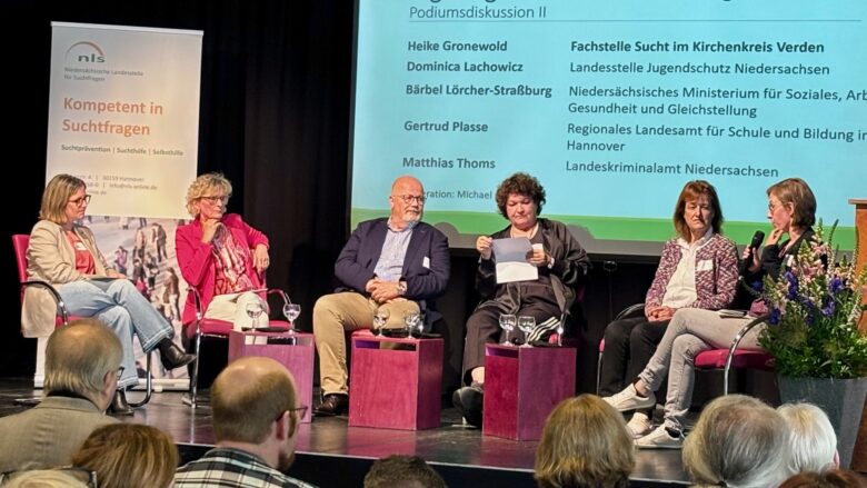 Ein Foto zeigt eine Podiumsdiskussion mit fünf Frauen und einem Mann.