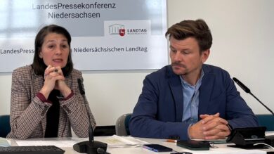 Miriam Staudte in der Landespressekonferenz mit Vorstandsmitglied Fabian Köhler. | Foto: Beelte-Altwig