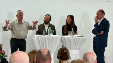 Wie geht es weiter nach dem Gazakrieg? Landesbischof Ralf Meister (r.) diskutierte mit den Rabbinern Gabor Lengyel (l.) und Anton Goodman und der Autorin Sara Klatt. | Foto: Beelte-Altwig