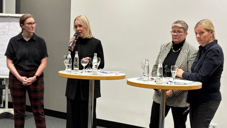 Vier Frauen an zwei Stehtischen