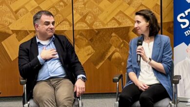 Der SPD-Bundestagsabgeordnete Christos Pantazis diskutiert mit der Ärztin Rosemarie Hanna.