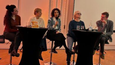 Diskutieren über Gewalt im Netz: Katharina Krüger (AWO), Polizeipräsidentin Gwendolin von der Osten, Anna-Lena von Hodenberg (HateAid), Julia von Weiler (Innocence in Danger), Nikolaus Franke (Return GmbH). | Foto: Beelte-Altwig