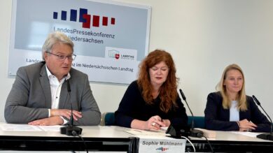 Dirk Swinke und Katharina Lorenz (r.) vom SoVD Niedersachsen stellen das "Schwarzbuch sozial 2025" vor. | Foto: Beelte-Altwig