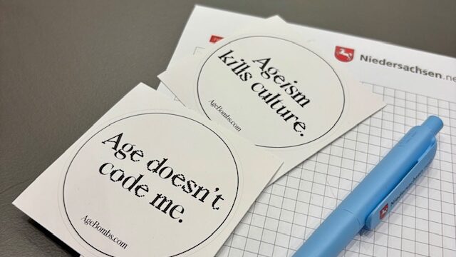 Aufkleber mit Sprüchen: "Ageism kills culture" und "Age doesn't code me"