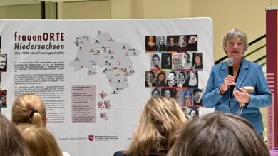 Hanna Naber eröffnet die Ausstellung "Frauenorte" im Foyer des Landtages. | Foto: Beelte-Altwig