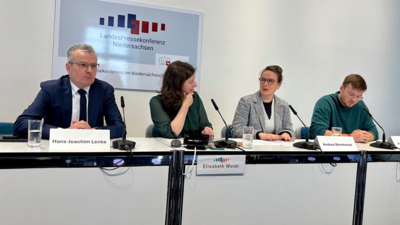 Drei Gäste und Gastgeberin Elisabeth Woldt in der Landespressekonferenz.