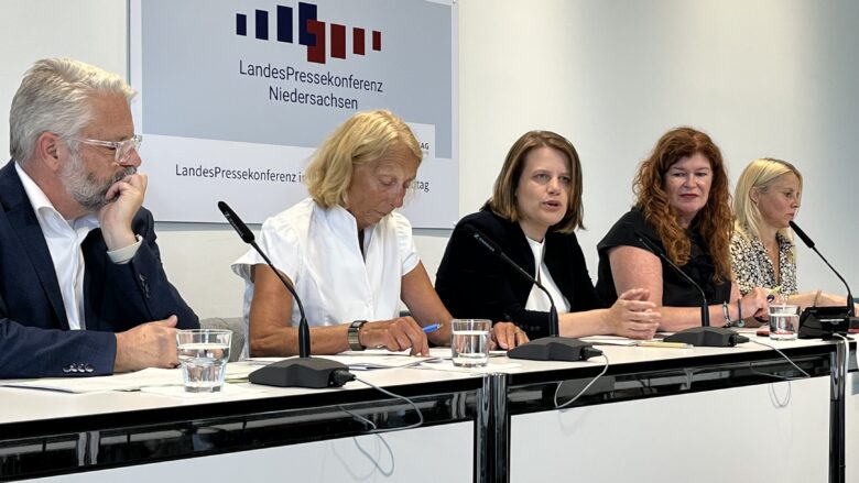 Foto zeigt Julia Willie Hamburg und andere in der LPK
