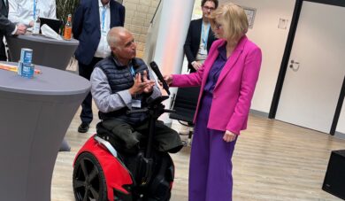 Nutzer Ali Al-Kathib präsentiert die Rollstuhl-Alternative "Genny Zero": Er lenkt mit seinem Körpergewicht. | Foto: Beelte-Altwig