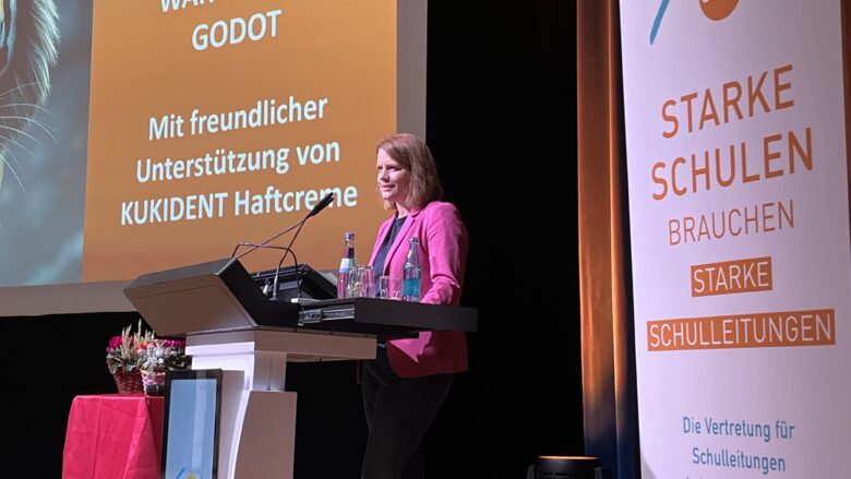 Foto zeigt Julia Willie Hamburg beim Schulleiterverband