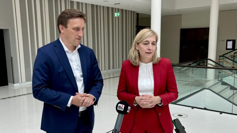 Sebastian Lechner und Nina Warken in der Portikushalle des Landtages