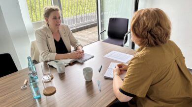 Nadine Nelle, Gleichstellungsbeauftragte im Landkreis Schaumburg, im Gespräch mit Rundblick-Redakteurin Anne Beelte-Altwig | Foto: Wallbaum