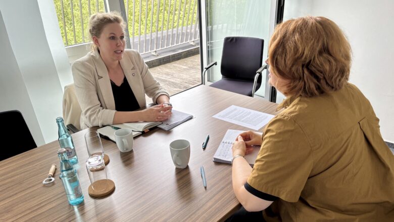 Nadine Nelle, Gleichstellungsbeauftragte im Landkreis Schaumburg, im Gespräch mit Rundblick-Redakteurin Anne Beelte-Altwig | Foto: Wallbaum
