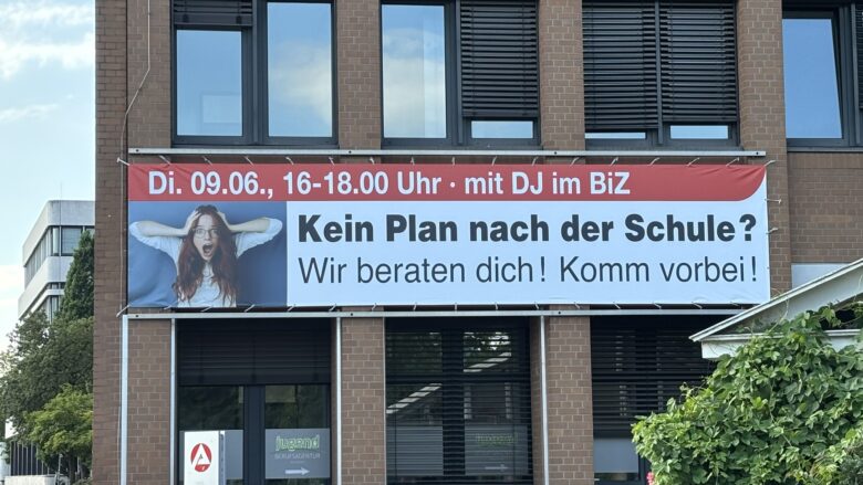 Transparent am Gebäude der Bundesagentur für Arbeit in Hannover mit der Aufschrift "Kein Plan nach der Schule?"