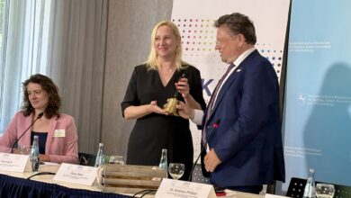 Andreas Philippi übergibt die Glocke als Symbol für den GMK-Vorsitz an seine Nachfolgerin, Hessens Gesundheitsministerin Diana Stolz. | Foto: Beelte-Altwig