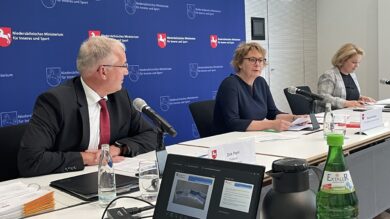 Innenministerin Daniela Behrens stellt den Verfassungsschutzbericht vor. | Foto: Wallbaum