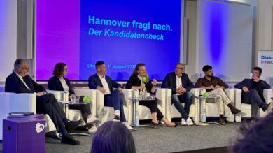 Diskutieren über Gesundheit in der Region Hannover: Gastgeber Hans-Joachim Lenke, Sinja Münzberg (Grüne), Robert Reinhardt-Klein (FDP), Eva Bender (SDP), Oliver Junk (CDU), Mizgin Ciftci (Linke) und Gastgeber Carsten Bergmann (v.l.) | Foto: Beelte-Altwig