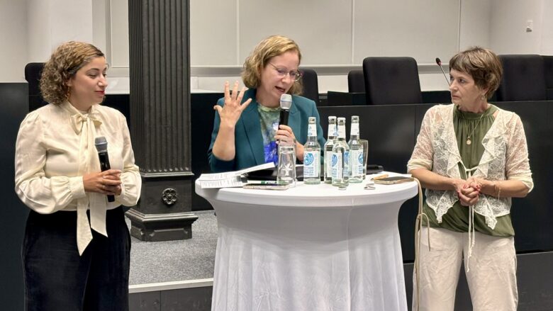 Grünen-Rechtspolitikerin Evrim Camuz diskutiert mit Rechtsprofesorin Susanne Beck und Gewaltopfer Claudia Wuttke (v.l.) | Foto: Beelte-Altwig