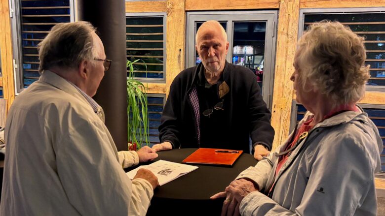 Wie soll man in einer Partnerschaft damit umgehen, wenn sich Demenzsymptome zeigen? Klaus Makowka (l.) berät ein Ehepaar. | Foto: Beelte-Altwig