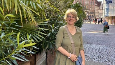 Sabine Lehmbeck hospitiert im Landtags-Alltag. Gerade kommt sie von der "Parlamentarischen Mittagspause" der AWO. | Foto: Beelte-Altwig