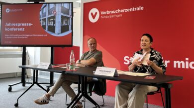 Randolph Fries und Petra Kristandt stellen den Jahresbericht der Verbraucherzentrale vor. | Foto: Kleinwächter