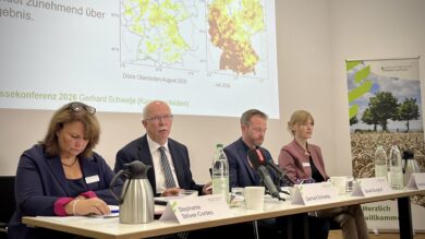 Kammerpräsident Gerhard Schwetje (2. v. l.) stellt die Erntebilanz 2026 vor. | Foto: Kleinwächter