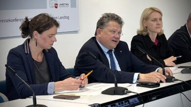 Sozialminister Andreas Philippi (SPD) stellt den Entwurf für ein neues Jugendförderungsgesetz vor. | Foto: Kleinwächter