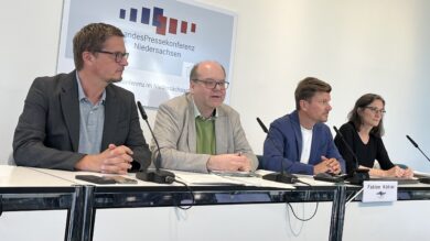 Umweltminister Christian Meyer (Grüne, 2.v.l.) stellt in der Landespressekonferenz die Klimastrategie vor. | Foto: Kleinwächter