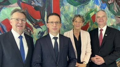Kein Siegerfoto: Minister Falko Mohrs (SPD, 2. v. l.) und die Uni-Präsidenten Prof. Volker Epping, Prof. Denise Hilfiker-Kleiner und Prof. Ralph Bruder wollen aus dem Exzellenz-Gutachten lernen. | Foto: Kleinwächter