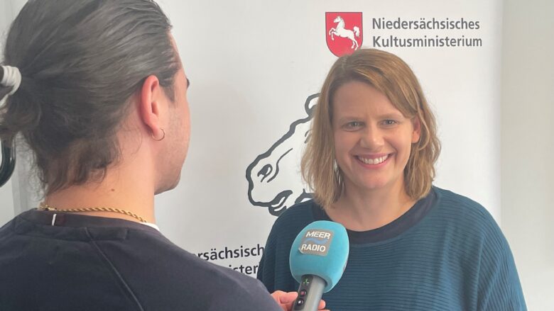 Das Foto zeigt Julia Hamburg beim Interview mit einem Radioreporter.