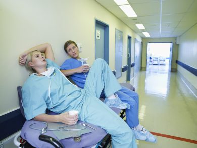 Laut der jüngsten Ärztebefragung des Marburger Bunds arbeitet über die Hälfte der Klinikärzte mehr als 49 Stunden pro Woche. | Foto: GettyImages/Chris Ryan