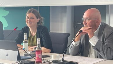 Die Grünen-Fraktionschefs Anne Kura und Detlef Schulz-Hendel werben für das neue "Gesetz zur Demokratieförderung". | Foto: Wallbaum
