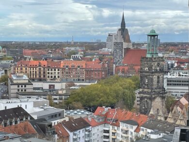 Innenstadt mit Kirchen im Oktober 2025 / Foto: Wallbaum