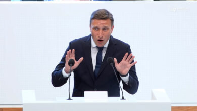 "Rot-Grün ist völlig aus der Zeit gefallen", sagt Sebastian Lechner. | Foto: Plenar-TV/Screenshot: Link