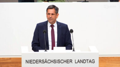 Wartet darauf, dass Jens Nacke mit seinem Zwischenruf fertig ist: Ministerpräsident Olaf Lies. | Foto: Screenshot/Plenar-TV