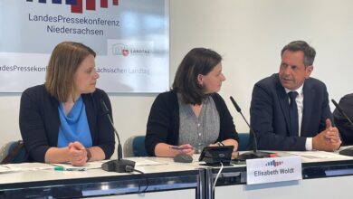 Kultusministerin Julia Hamburg, LPK-Vorstand Elisabeth Woldt und Ministerpräsident Olaf Lies in der Landespressekonferenz. | Foto: Wallbaum