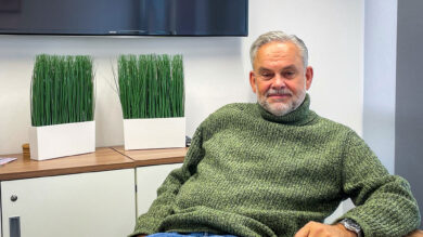 Frank Lüttig stellt in der Rundblick-Redaktion sein neues Buch vor. | Foto: Wallbaum