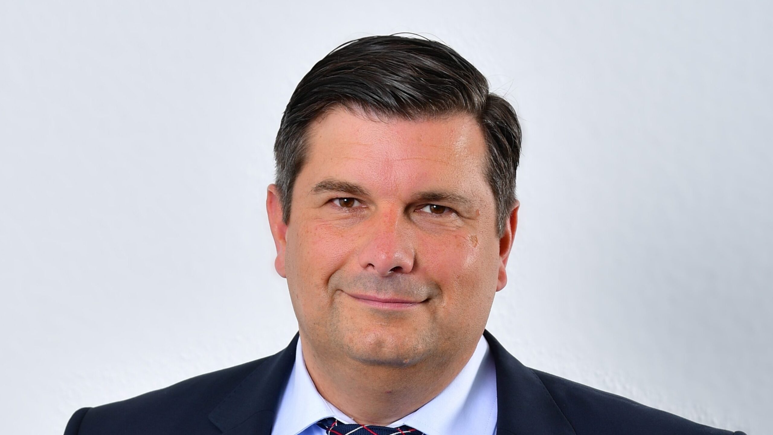 Ein Mann mittleren Alters in Anzug und Krawatte