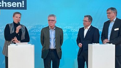 Diskussion über Staatsreform: Carina Hermann (von links), Thomas de Maiziere, Kai Seefried und Uwe Schünemann. | Foto: Wallbaum