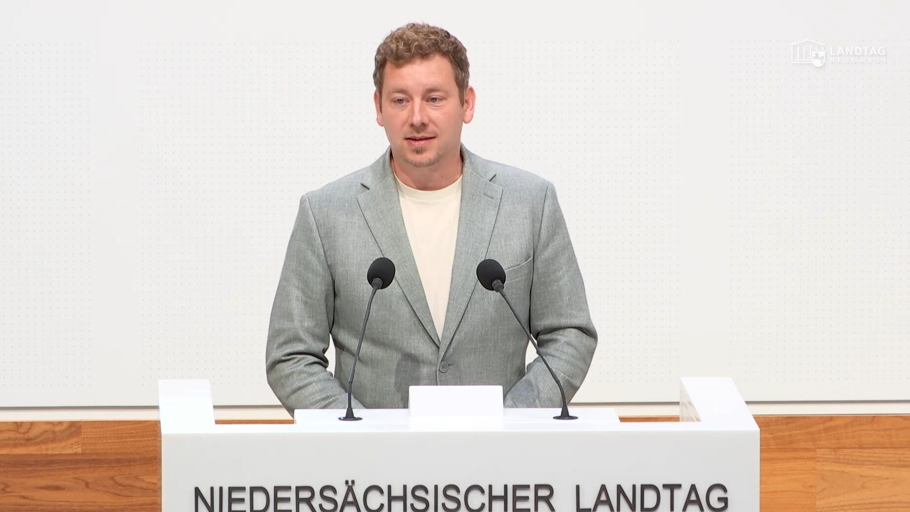 Foto zeigt Pascal Mennen am Rednerpult