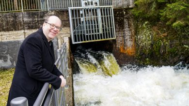 Christian Meyer steht neben dem Ausgang des 7,4 Kilometer
langen Oker-Grane-Stollens an der Granetalsperre. | Foto: Link